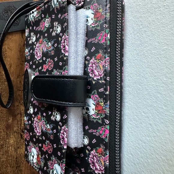 Ed Hardy Black Wallet Wristlet with Skull & Flower Design Front Phone Holder NWT - Picture 5 of 8